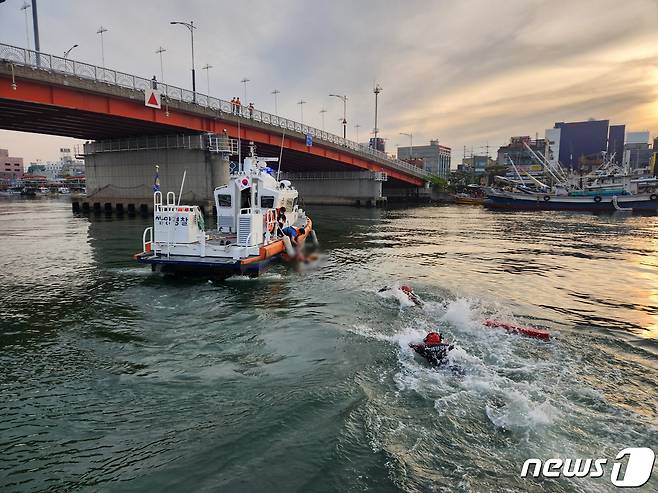 8일 오후 6시15분쯤 경북 포항해양경찰서 구조대원들이 북구 동빈대교 아래에서 50대 남성 A씨를 안전하게 구조했다.해경은 동빈대교에서 사람이 뛰어내렸다는 행인의 신고를 받고 포항파출소 연안구조정과 구조대를 급파, 구조했다.(포항해양경찰서제공)2023.5.8/뉴스1 ⓒ News1 최창호 기자