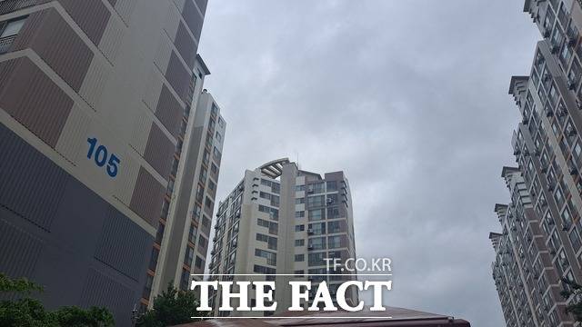 광주도시공사가 시행⋅감리한 하남2지구 다사로움 아파트 1단지 옥상정원에 난간이 설치되지 않아 준공 당시 불법을 알고도 묵인한 게 아니냐는 의혹이 일고 있다. 사진은 다사로움 아파트 전경./ 광주 = 나윤상