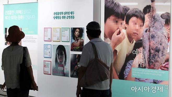 청소년과 20~30대 젊은 성인에서 소매점·인터넷·사회연결망서비스(SNS)를 통해 전자담배 광고에 노출이 되는 경우 전자담배를 피우게 될 확률이 1.5~2.2배 높아진다는 연구 결과가 나왔다. [사진=아시아경제 김현민 기자]