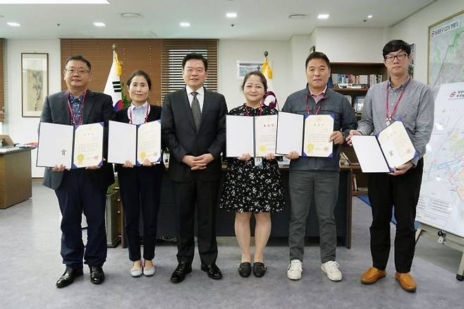 제51회 어버이날을 맞아 ‘효행공무원’ 표창을 수상한 직원들이 이필형 동대문구청장과 함께 기념촬영을 하고 있다.