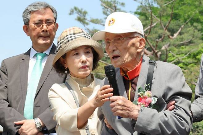 한국전쟁 때 북한에 잡혔다가 탈북한 국군 포로 김성태 씨가 8일 오전 북한을 상대로 한 손해배상 소송에서 승소 후 서울 서초동 법원삼거리에서 열린 기자회견에서 소감을 말하고 있다. [이미지출처=연합뉴스]