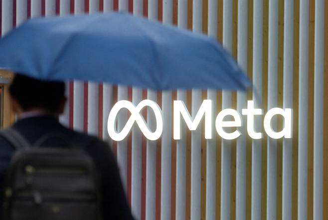 <YONHAP PHOTO-5218> FILE PHOTO: The logo of Meta Platforms is seen in Davos, Switzerland, May 22, 2022. Picture taken May 22, 2022.   REUTERS/Arnd Wiegmann/File Photo/2023-04-27 19:02:11/ <저작권자 ⓒ 1980-2023 ㈜연합뉴스. 무단 전재 재배포 금지.>