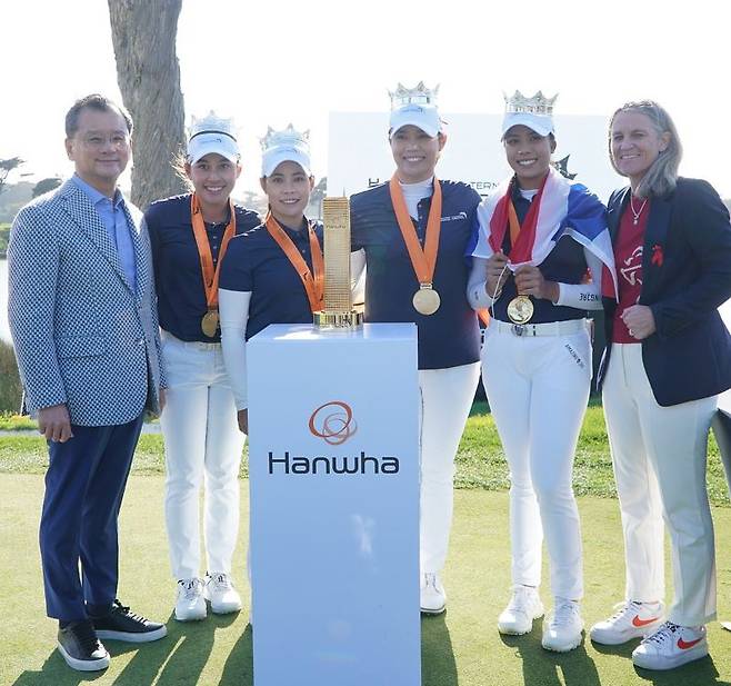미국 샌프란시스코 TPC 하딩파크에서 열린 ‘Hanwha LIFEPLUS 인터내셔널 크라운'대회를 마치고 대회장인 한화생명 여승주 대표이사와 우승국 태국 선수들이 기념촬영을 하고 있다. 왼쪽부터 여승주 대표이사, 아타야 티띠꾼, 모리야 주타누간, 아리야 주타누간, 패티 타와타나낏, 몰리 마르쿠스 사마안 LPGA 커미셔너