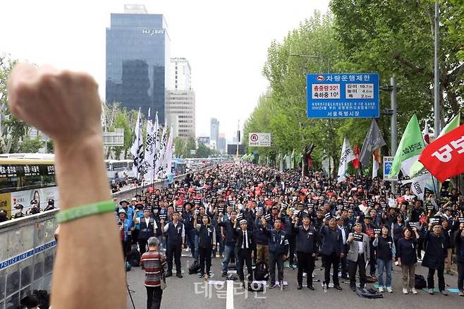 민주노총 건설산업연맹 전국건설노동조합이 4일 서울 용산구 대통령실 앞에서 총파업·총력투쟁 선포 결의대회'를 하고 있다. ⓒ데일리안 김민호 기자