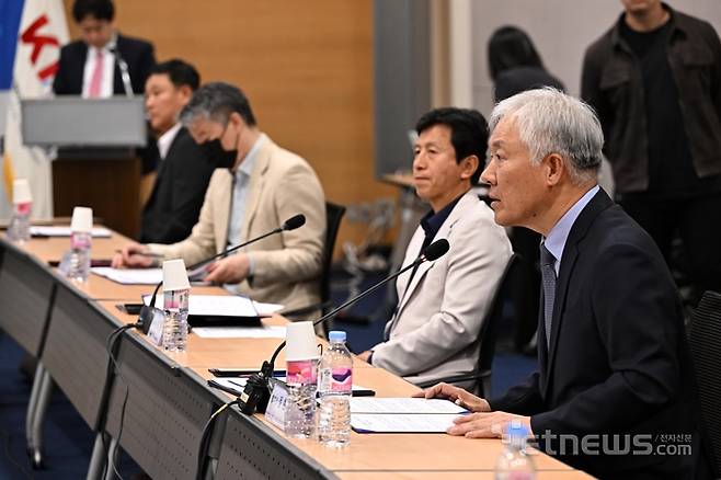 가맹업계의 공정한 거래질서 정착을 위한 공정 프랜차이즈 실천 캠페인 발대식이 8일 서울 중구 대한상공회의소에서 열렸다. 정현식 한국프랜차이즈산업협회장이 개회사를 하고 있다.