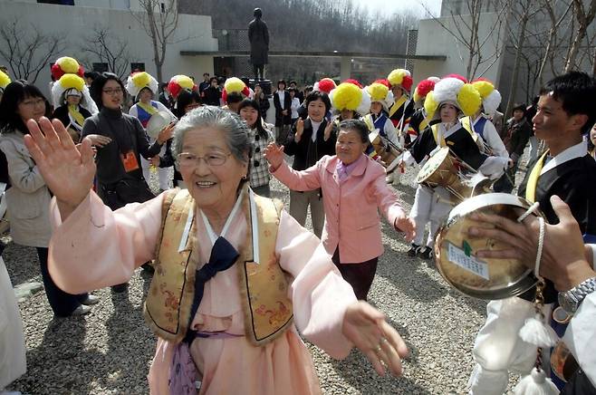 일본군 ‘위안부’ 피해자 이용녀(앞쪽) 박옥선 할머니가 지난 2007년 경기도 광주시 퇴촌면 원당리 나눔의 집에서 열린 정월 대보름 지신밟기 행사에서 풍물패의 장단에 맞춰 춤을 추고 있다. 한겨레 자료사진