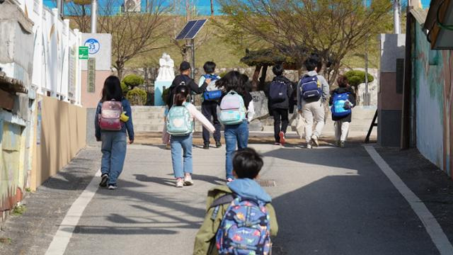 봉화군 석포초등학교 학생들이 등교하고 있다.