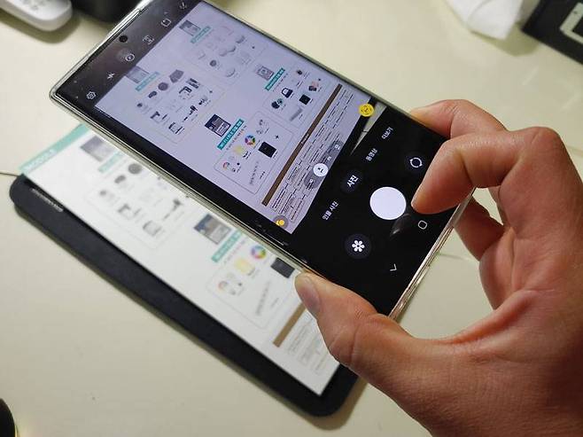 종이 문서를 스마트폰 카메라로 찍어 팩스로 보낼 수 있습니다