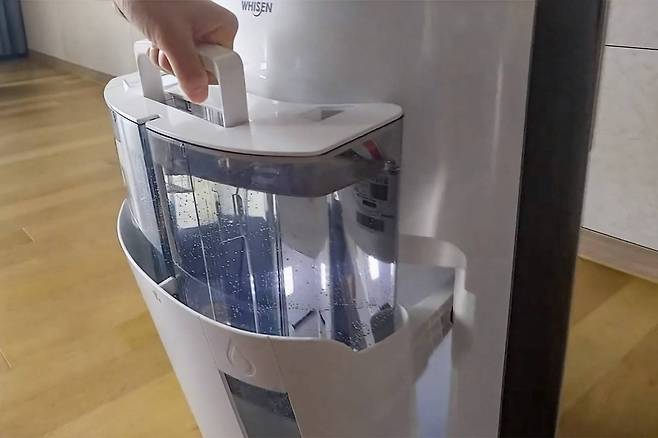 제습기 내부에 위치한 물통은 최대한 자주, 가능한 일주일에 한 번은 청소합니다. 출처=LG전자서비스