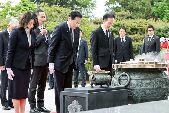 기시다 후미오 일본 총리가 7일 방한 첫 일정으로 국립서울현충원을 찾아 부인 기시다 유코 여사와 함께 헌화, 분향 후 묵념하고 있다. 김성룡 기자