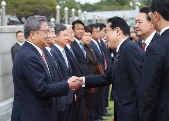 기시다 후미오 일본 총리가 7일 서울 용산 대통령실에서 열린 공식 환영식에서 윤석열 대통령이 지켜보는 가운데 박진 외교부 장관과 인사하고 있다. 연합뉴스