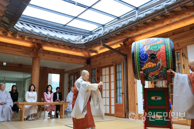 ▲ 김건희 여사와 기시다 유코 여사가 7일 오후 진관사에서 법고무(法鼓舞) 등 수륙재에 시연되는 한국 전통공연을 관람하고 있다. 사진/대통령실 제공