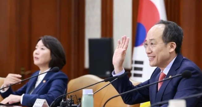 Deputy Prime Minister for Economic Affairs and Minister of Economy and Finance Choo Kyung-ho greets the ministers who attended the video conference from the government office in Sejong at the ministerial meeting for international economic affairs held at the government office in Seoul on May 8. Yonhap News