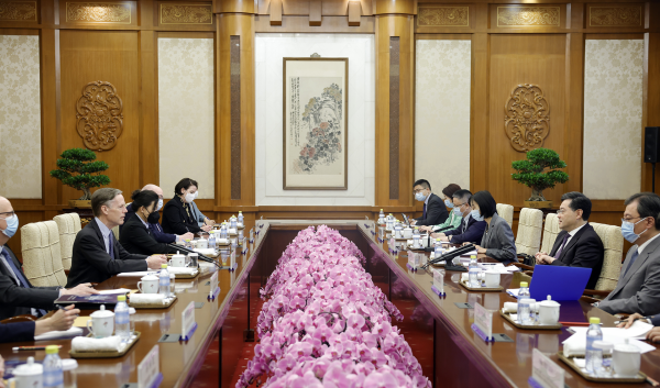 친강 중국 외교부장(오른쪽 끝에서 두 번째)이 8일 베이징에서 니컬러스 번스 주중 미국대사(왼쪽 끝에서 두 번째) 일행을 만나고 있다. 중국 외교부 홈페이지 캡처