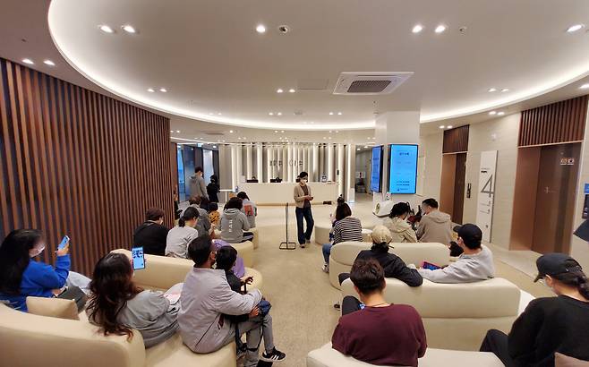 Patients wait to be treated at an ENT clinic in Daegu on Sunday. (Yonhap)