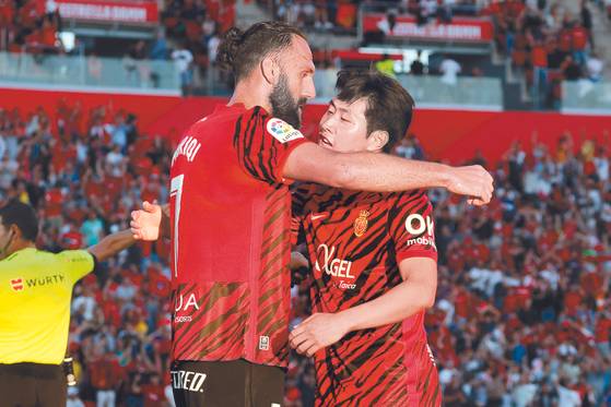 Mallorca midfielder Lee Kang-in, right, celebrates with his teammate Vedat Muriqi after scoring during a La Liga match against Athletic Club at Son Moix stadium in Mallorca, Spain on Monday. [EPA/YONHAP]