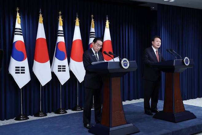 기시다 후미오 일본총리(왼쪽부터)와 윤석열 대통령이 공동기자회견을 하고 있다.   사진=연합뉴스