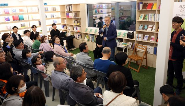 문재인 전 대통령이 지난 달 27일 오후 경남 양산시 하북면 평산책방에서 오픈 기념 강연(정지아 작가와의 만남)에서 인사말하고 있다. 연합뉴스