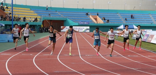 고승환(왼쪽 네 번째)과 신민규(오른쪽 세 번째)가 남자 대학·일반부 200ｍ 결선에서 동시에 결승선을 통과하고 있다. [대한육상연맹 제공]