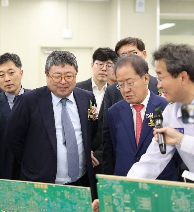 홍준표 대구시장이 4공장 준공식에 참석해 주요 시설을 둘러보고 있다. [사진제공 = 이수페타시스]