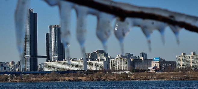 반포한강공원에 얼어붙은 고드름 뒤로 보이는 아파트 단지가 마치 지난해 부동산 상황을 보여주는 듯하다. [매경DB]