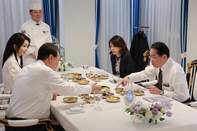 [서울=뉴시스] 윤석열 대통령과 부인 김건희 여사, 기시다 후미오 일본 총리와 부인 유코 여사가 7일 서울 용산구 한남동 대통령 관저에서 만찬을 하고 있다. (사진=대통령실 제공) 2023.05.07. *재판매 및 DB 금지