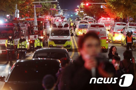 이태원 참사가 발생한 지난해 10월 30일 새벽 서울 용산구 이태원 일대가 압사 사고로 인해 출동한 소방차와 구급차들로 가득차 있다./사진=뉴스1