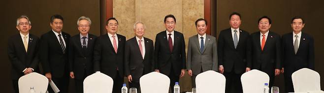 8일 서울 소공동 롯데호텔에서 열린 '기시다 후미오 일본 총리-한국 경제인 간담회' 참석자들이 기념촬영을 하고 있다. (왼쪽부터)아이보시 고이치 주한일본대사, 기하라 세이지 내각관방 부장관, 최진식 한국중견기업연합회 회장, 구자열 한국무역협회 회장, 손경식 한국경영자총협회 회장, 기시다 후미오 일본 총리, 김병준 전국경제인연합회 회장직무대행, 최태원 대한상공회의소 회장, 김기문 중소기업중앙회 회장, 김윤 한일경제협회 회장. / 사진=전경련