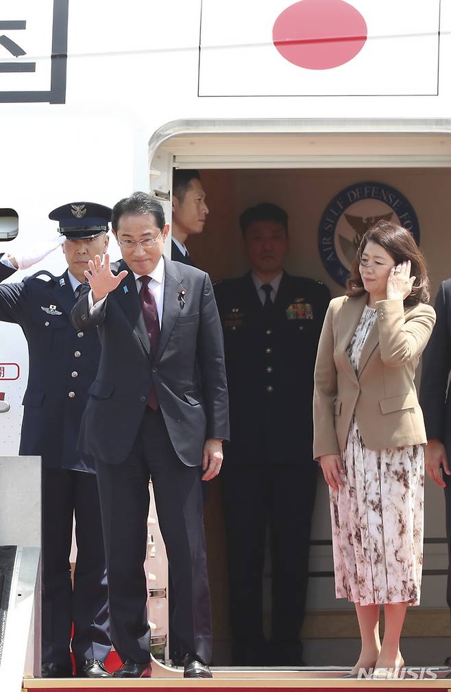 [성남=뉴시스] 김근수 기자 = 한일 정상회담을 마친 기시다 후미오 일본 총리와 부인 기시다 유코 여사가 8일 경기도 성남 서울공항을 통해 출국 전, 환송객들에게 인사하고 있다. 2023.05.08. ks@newsis.com