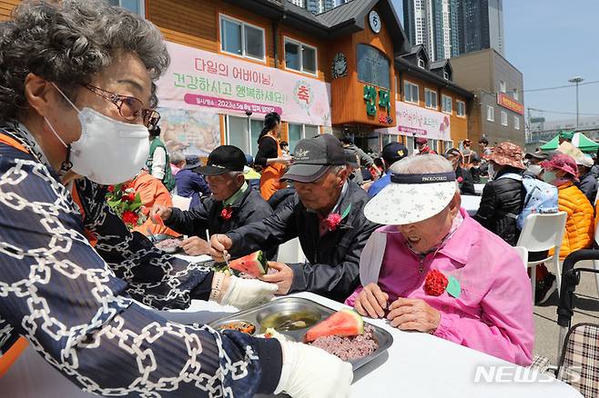 [서울=뉴시스] 권창회 기자 = 어버이날인 8일 오전 서울 동대문구 다일공동체 밥퍼나눔운동본부에서 관계자들이 어버이날 행사 일환으로 밥퍼 나눔을 하고 있다. 2023.05.08. kch0523@newsis.com