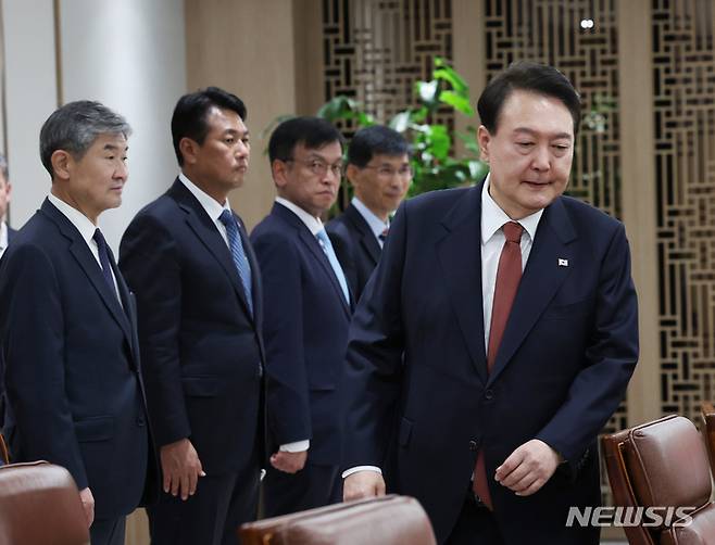 [서울=뉴시스] 전신 기자 = 윤석열 대통령이 7일 서울 용산 대통령실 청사에서 열린 한일 정상 확대회담에 참석하고 있다. 2023.05.07. photo1006@newsis.com