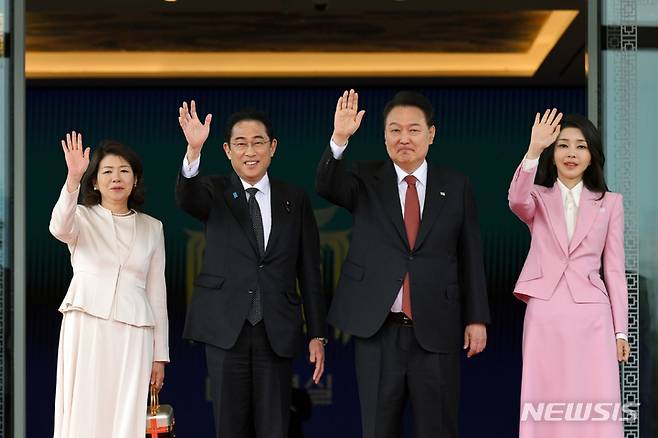 [서울=뉴시스] 윤석열 대통령과 부인 김건희 여사, 기시다 후미오 일본 총리와 부인 유코 여사가 7일 서울 용산 대통령실 청사 앞에서 손 흔들어 인사하고 있다. (사진=대통령실 제공) 2023.05.07. photo@newsis.com