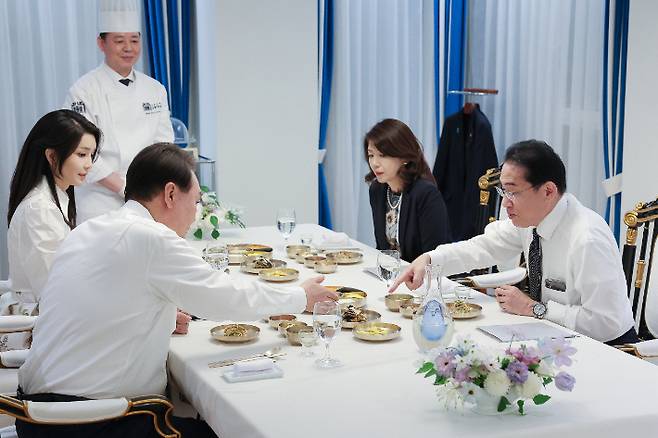 윤석열 대통령 부부와 한국을 찾은 기시다 후미오 일본 총리 부부가 지난 7일 서울 용산구 한남동 관저에서 만찬을 하는 모습. 연합뉴스