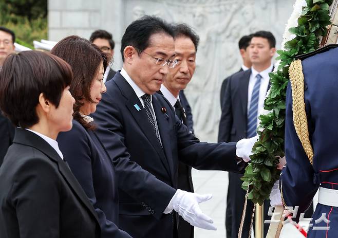 기시다 후미오(岸田文雄) 일본 총리가 7일 방한 첫 일정으로 서울 동작구 국립서울현충원을 참배했다. 사진공동취재단