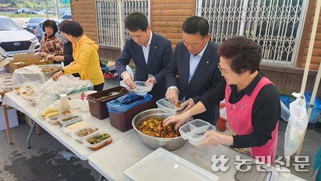 이의수 충남 홍성 갈산농협 조합장(오른쪽 두번째부터), 한만철 NH농협 충남 홍성군지부장이 갈산농협 농가주부모임 회원들과 함께 지역 독거노인 등에게 전해줄 도시락을 만들고 있다.