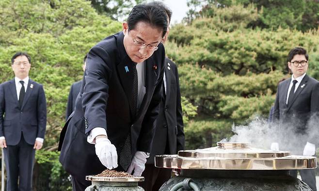 기시다 후미오 일본 총리가 7일 오후 서울 동작구 국립서울현충원 현충탑을 찾아 참배하며 분향하고 있다. 뉴시스