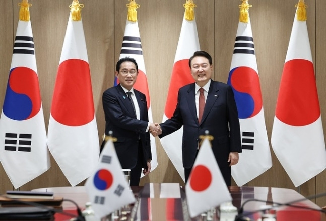 1박2일 일정으로 한국을 찾은 기시다 후미오 일본 총리(왼쪽)가 7일 서울 용산 대통령실 청사에서 윤석열 대통령과 정상 확대회담에 앞서 악수하고 있다. 연합뉴스