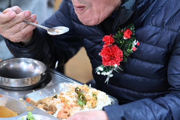 어버이날인 8일 카네이션을 가슴에 단 어르신들이 서울 탑골공원 인근 무료 급식소에서  점심식사를 하고 있다. 2023.5.8. 도준석 기자