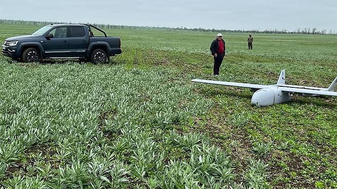 러시아가 임명한 크림반도 행정책임자의 보좌관 올레그 크리우코프는 7일 텔레그램에 크림반도에 추락한 우크라이나 드론을 공개했다. / 사진=올레그 크리우코프 텔레그램