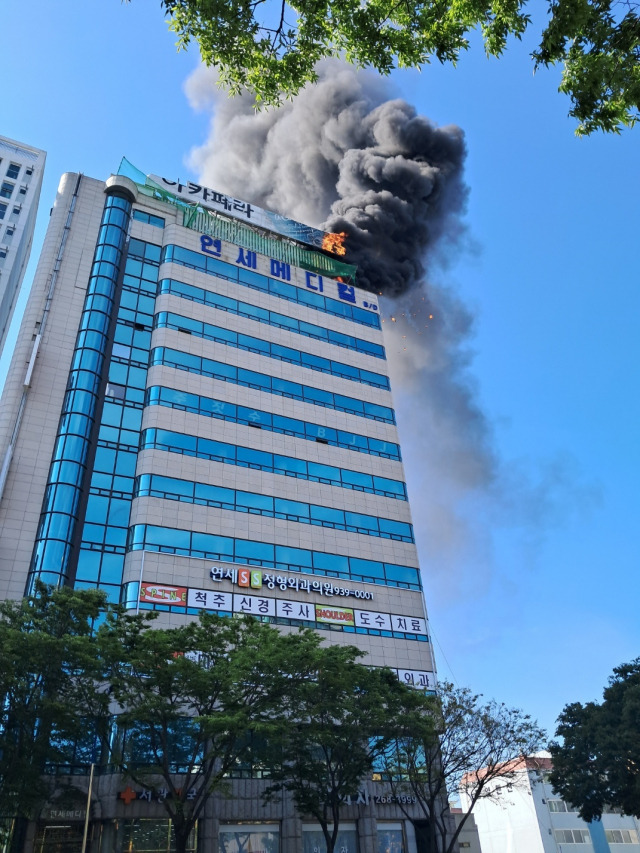 8일 오전 울산시 남구의 한 건물 옥상에서 불이 났다. 사진제공=울산소방본부