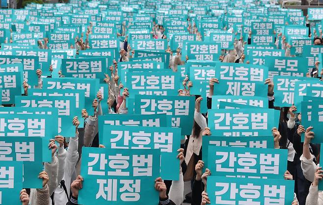 지난달 26일 서울 여의도 국회 앞에서 대한간호협회 회원들이 간호법 제정촉구 집회를 하고 있다. ⓒ연합뉴스