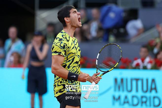 ▲ 카를로스 알카라스가 2023 ATP 투어 마드리드 오픈 결승전에서 득점을 올린 뒤 포효하고 있다.