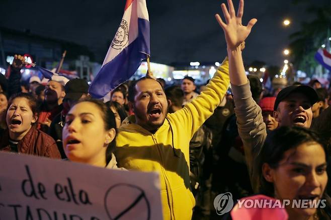 지난 5일(현지시간) 아순시온에서 시위하는 쿠바스 지지자들 [EPA 연합뉴스 자료사진. 재판매 및 DB 금지]