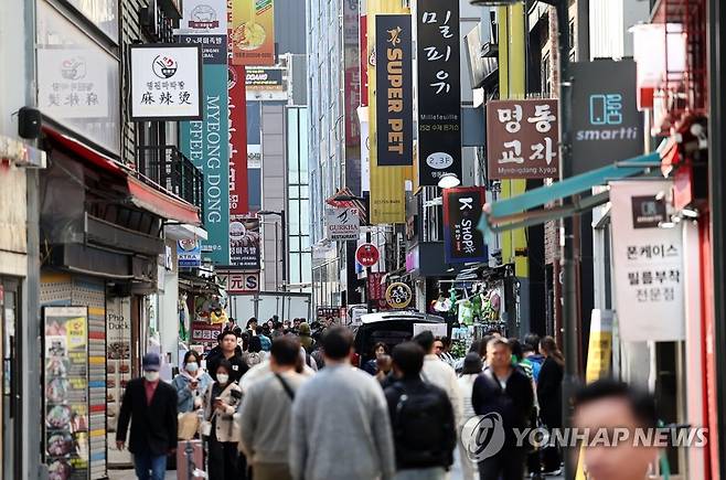"가정의달, 외식비 부담되네"…치킨·삼겹살 등 줄줄이 인상 (서울=연합뉴스) 윤동진 기자 = 5월 가정의달에는 가족 모임이 많은 만큼 외식 물가 상승 체감도가 더 높을 것으로 보인다. 30일 한국소비자원의 참가격에 따르면 지난달 삼겹살, 삼계탕, 냉면 등 대표 외식 품목 8개의 서울지역 평균 가격은 1년 전보다 7.5∼16.3% 올랐다. 사진은 이날 명동거리의 모습. 2023.4.30 mon@yna.co.kr