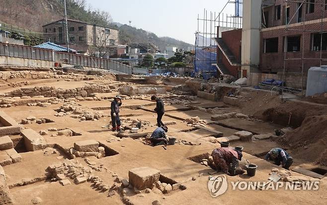 고려시대 추정 유적 발굴 조사하는 작업자들 (서울=연합뉴스) 류영석 기자 = 20일 서울 종로구 신영동에 있는 한 도시형 생활주택 신축 부지에 발견된 고려시대 추정 유적의 모습. 2023.3.20 ondol@yna.co.kr