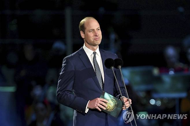 대관식 공연에서 연설하는 윌리엄 왕세자 (AP=연합뉴스) 영국 윌리엄 왕세자가 7일(현지시간) 대관식 공연에서 아버지 찰스 3세에게 경의를 표하는 연설을 하고 있다. 2023.5.7 photo@yna.co.kr