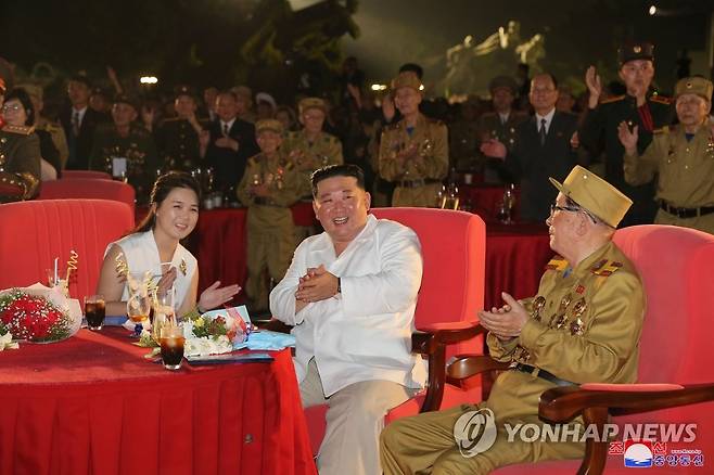 지난해 북한 '전승절' 행사에 참석한 김정은 부부 [조선중앙통신 연합뉴스 자료사진. 국내에서만 사용가능. 재배포 금지. For Use Only in the Republic of Korea. No Redistribution]