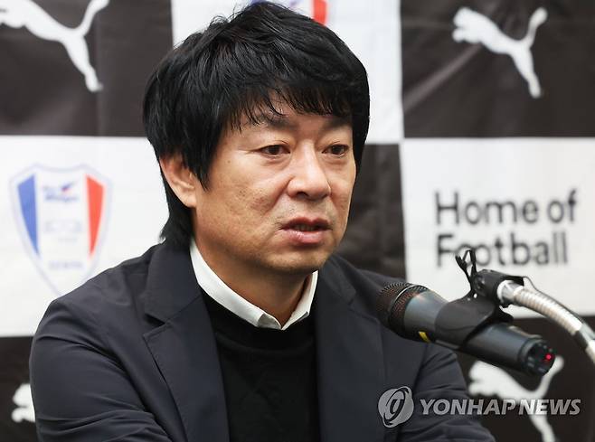 질문에 답하는 김병수 감독 (화성=연합뉴스) 홍기원 기자 = 프로축구 수원 삼성 블루윙즈 김병수 신임 감독이 8일 오전 경기도 화성시 클럽하우스에서 열린 미디어데이에서 질문에 답하고 있다. 2023.5.8 xanadu@yna.co.kr