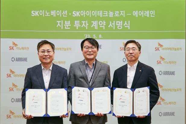 SK이노·SKIET, 가스분리막 업체 공동 투자 (서울=연합뉴스) SK이노베이션과 SK아이이테크놀로지가 8일 가스 분리막 전문업체 '에어레인'과 투자 계약 서명식을 가졌다. 투자 계약 서명식 후 강동수 SK이노베이션 포트폴리오 부문장(왼쪽부터)과 하성용 에어레인 대표이사, 이병인 SK아이이테크놀로지 BM혁신실장이 각각 서명한 계약서를 들고 기념사진을 찍고 있다. 2023.5.8. [SK이노베이션 제공. 재판매 및 DB 금지]