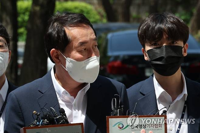 두번째 영장심사 받는 강래구씨 (서울=연합뉴스) 김주성 기자 = '돈봉투 의혹' 핵심 피의자인 전직 한국수자원공사 상임감사위원 강래구 씨가 8일 오후 두번째 구속 전 피의자 심문(영장심사)을 받기 위해 서울중앙지법 법정으로 향하고 있다. 
     앞서 법원은 검찰의 영장 청구를 한차례 기각했다. 2023.5.8 utzza@yna.co.kr